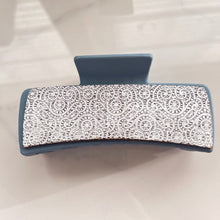 Load image into Gallery viewer, Claw Clip - 4” - Silver Wooden Lace
