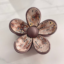 Load image into Gallery viewer, Claw Clip - Wood Grain Flower

