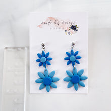 Load image into Gallery viewer, Clay - Blue Daisy - Dangles
